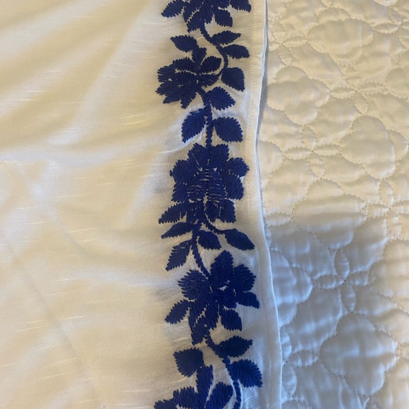 INC white top with blue floral trim. Size XL. lightweight & in good condition - Picture 4 of 9
